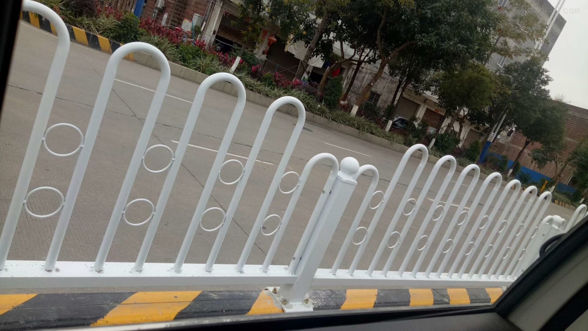 珠海车站分流栏杆 市政交通道路护栏 京式m型道路护栏