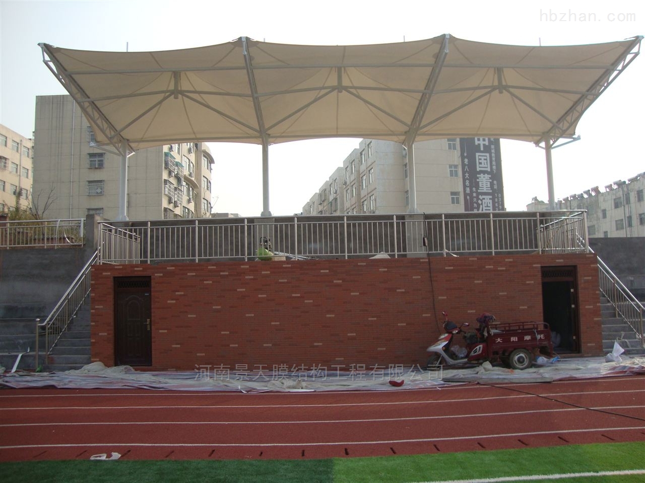 膜结构看台一般来说设计上追求简单实用,减少不必要